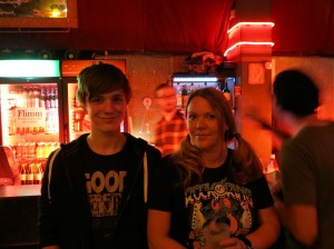 Johnossi - Beispielfoto zweier Alkis an der Theke
